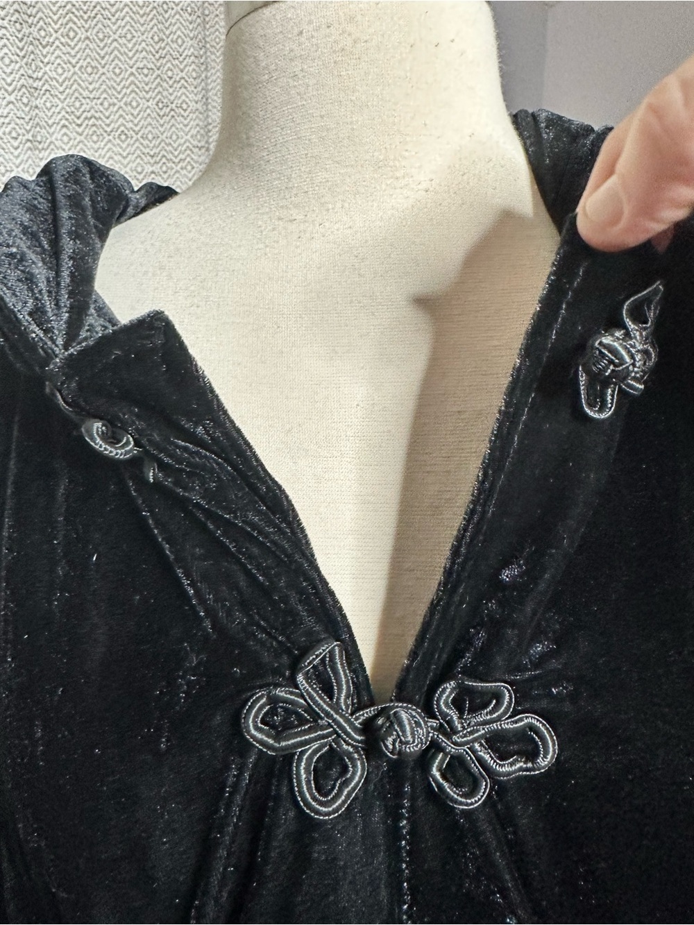 The Pyramid Collection Black Velvet Hooded Duster Coat Frog Closure Large Goth - Picture 8 of 9